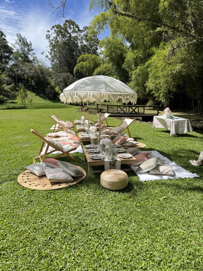 Celebración al aire libre en un jardín soleado