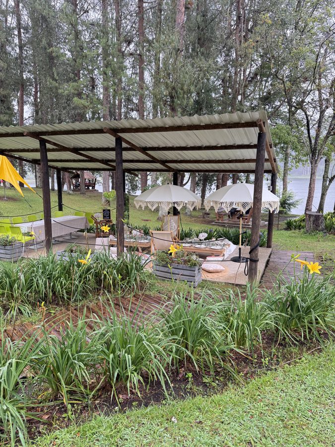 Pérgola junto al lago rodeada de jardines