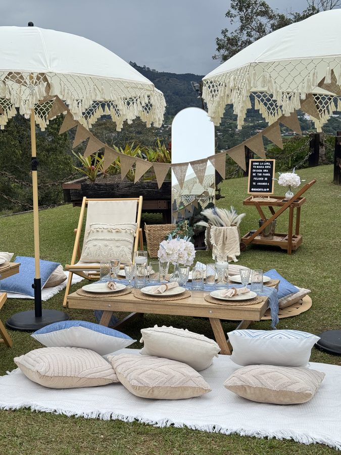 Espejo en arco y mesa decorada con tablero de bienvenida